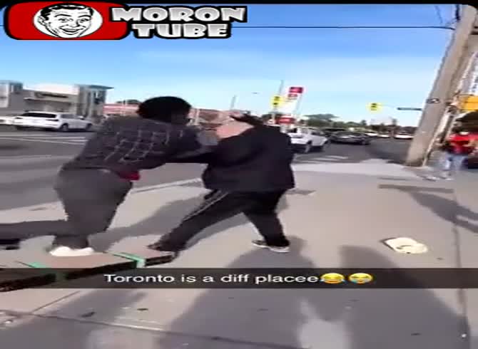 Video :When someone helps him after being assaulted, he thanks them by striking them!